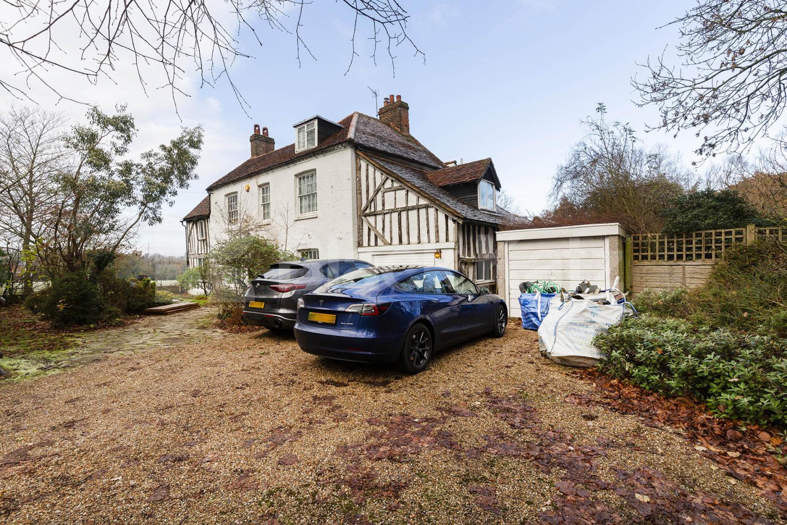 A elegant and historic 16th century detached house on an exclusive street   Totteridge Common, Highwood Hill